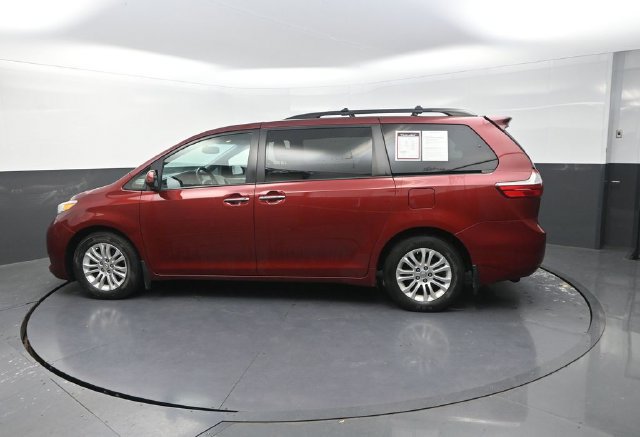 Used 2017 Toyota Sienna XLE w/ Outdoor Package FWD image 6