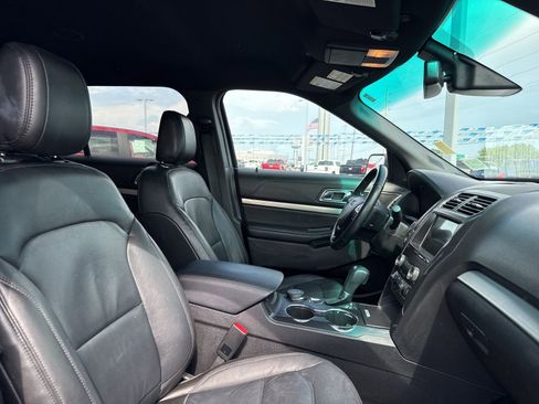 Used 2018 Ford Explorer XLT w/ Equipment Group 202A AWD/4WD image 7