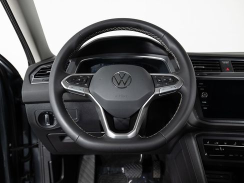 Used 2023 Volkswagen Tiguan SE image 30