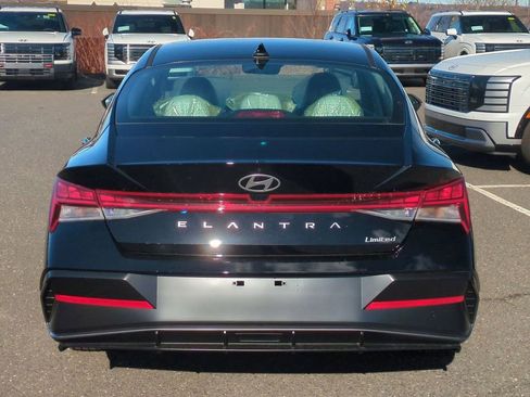 Certified 2025 Hyundai Elantra Limited FWD image 4
