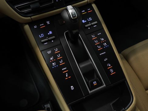 Certified 2023 Porsche Macan AWD/4WD image 35