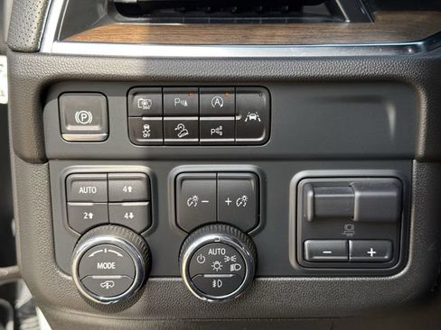 Used 2025 Chevrolet Tahoe High Country AWD/4WD image 24
