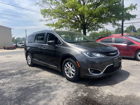 Used 2020 Chrysler Pacifica Touring-L image 4