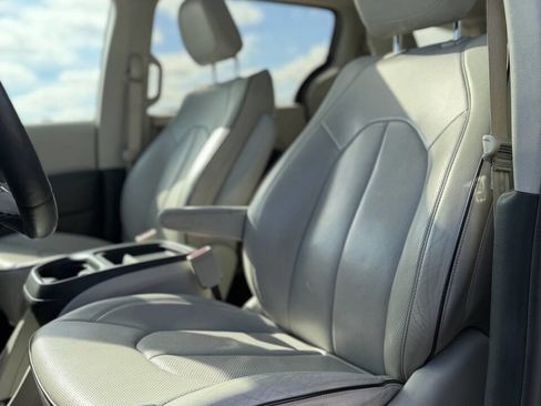 Used 2017 Chrysler Pacifica Platinum FWD image 11