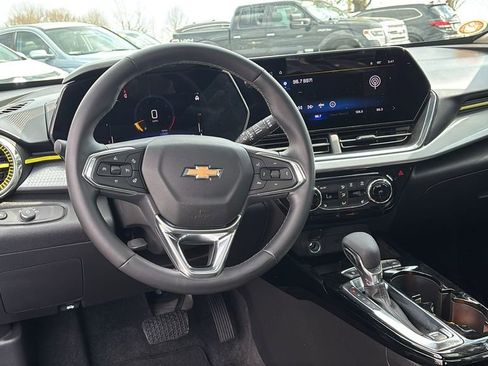Used 2025 Chevrolet Trax LT w/ Sunroof Package image 13