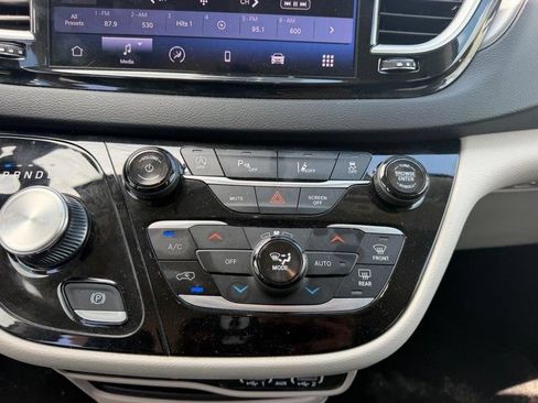 Used 2024 Chrysler Pacifica Touring-L FWD image 18