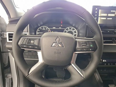 New 2025 Mitsubishi Outlander SE image 10