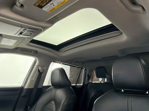 Used 2023 Toyota Highlander XLE FWD image 2