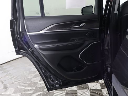 Used 2022 Jeep Grand Cherokee Limited image 27