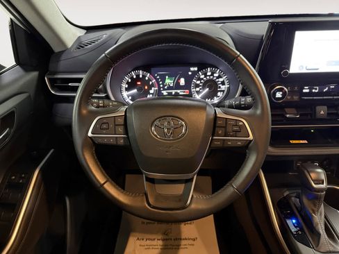 Used 2024 Toyota Highlander XLE image 16
