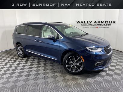 Used 2021 Chrysler Pacifica Limited w/ Uconnect Theater Family Group