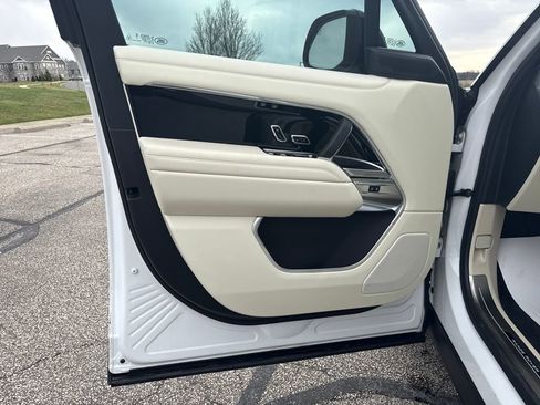 Used 2025 Land Rover Range Rover SE image 10