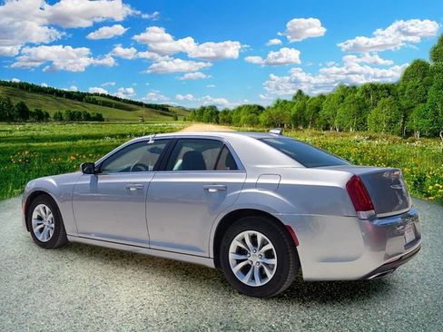 Used 2015 Chrysler 300 Limited RWD image 4