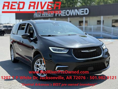 Used 2023 Chrysler Pacifica Touring-L FWD image 1