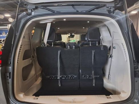 Used 2022 Chrysler Pacifica Touring-L image 10