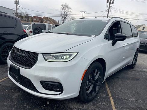 New 2026 Chrysler Pacifica Limited w/ S Appearance Package FWD image 2