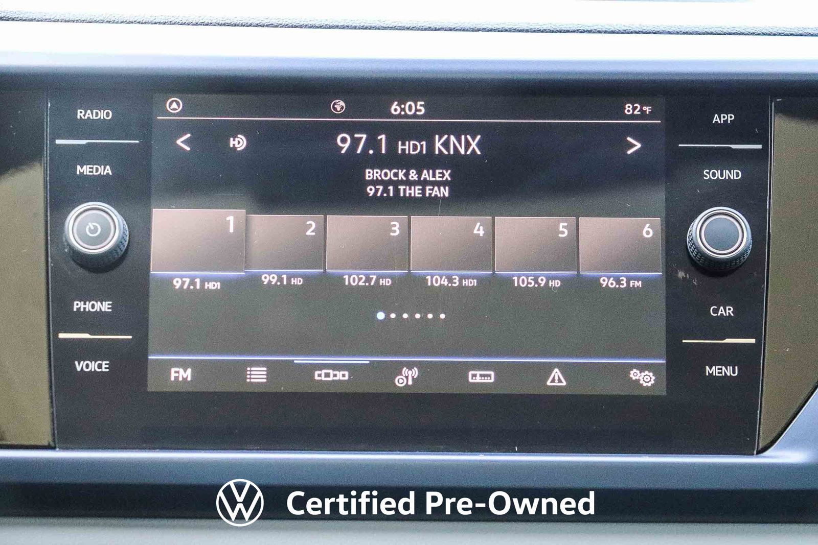 Certified 2023 Volkswagen Taos SE FWD image 16
