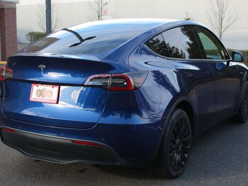 Used 2022 Tesla Model Y Long Range image 7