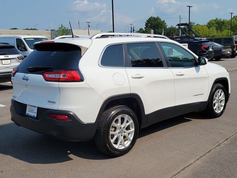 Used 2018 Jeep Cherokee Latitude FWD image 3