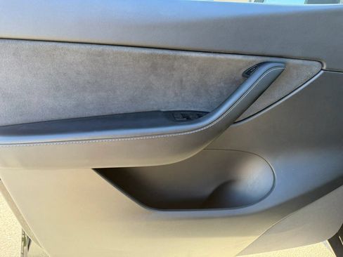 Used 2022 Tesla Model Y Performance AWD/4WD image 9