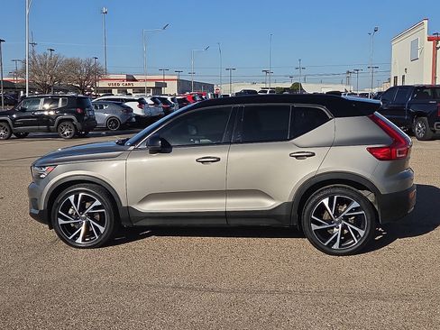 Used 2022 Volvo XC40 T5 R-Design w/ Climate Package image 2