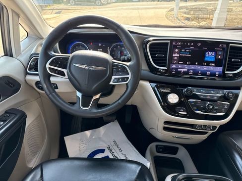 Used 2023 Chrysler Pacifica Touring-L FWD image 13