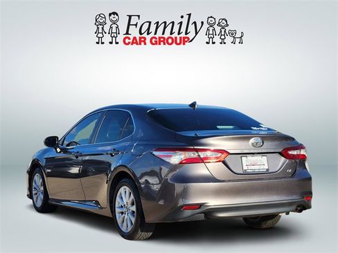 Used 2020 Toyota Camry LE image 3