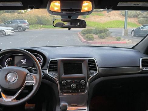 Used 2018 Jeep Grand Cherokee Laredo image 13