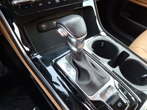 Used 2022 Kia Carnival EX image 15