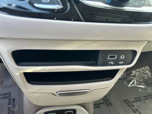 Used 2018 Chrysler Pacifica Touring-L FWD image 39