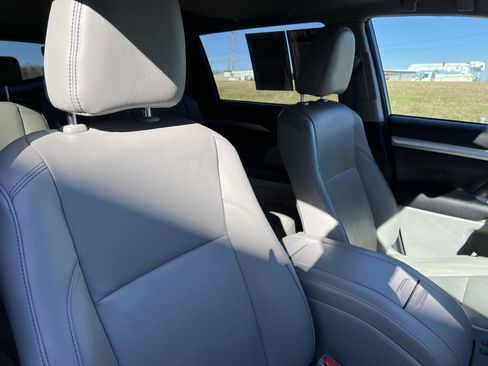 Used 2017 Toyota Highlander XLE image 35