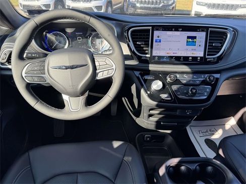 New 2026 Chrysler Pacifica Select image 2