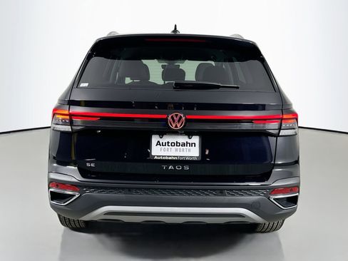 Certified 2025 Volkswagen Taos SE image 5