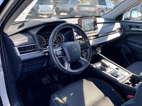 Used 2024 Mitsubishi Outlander ES FWD image 5