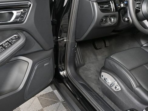 Certified 2026 Porsche Macan image 7