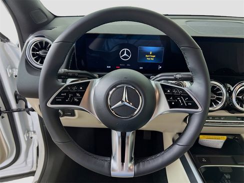 New 2025 Mercedes-Benz GLB 250 4MATIC image 12