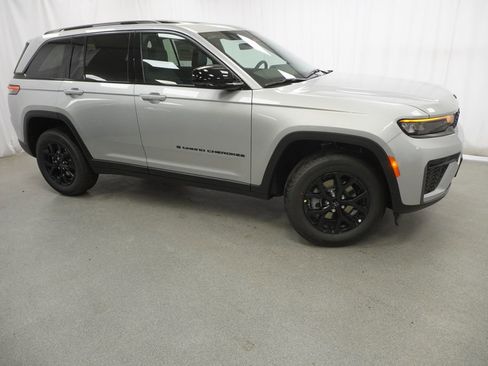 New 2026 Jeep Grand Cherokee Altitude AWD/4WD image 9