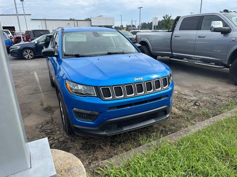 Used 2018 Jeep Compass Sport w/ Tech Group FWD image 2