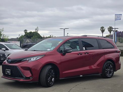 Used 2025 Toyota Sienna XSE AWD/4WD image 3