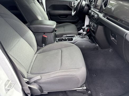 Used 2021 Jeep Gladiator Overland image 14