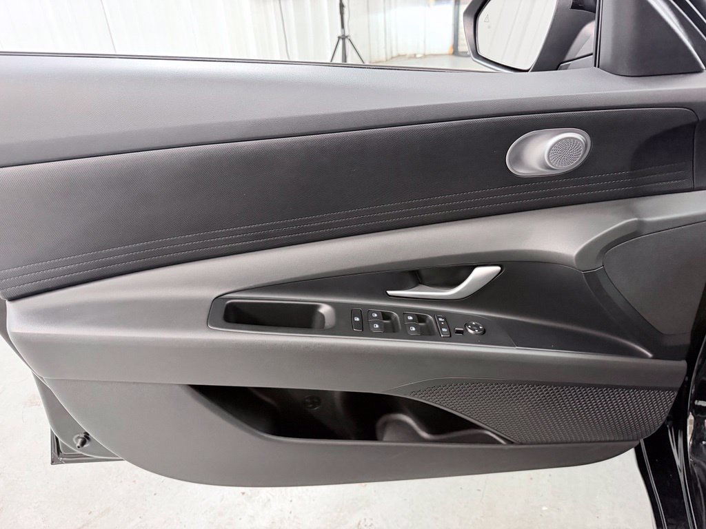 Used 2026 Hyundai Elantra SE FWD image 12