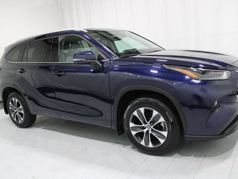 Used 2022 Toyota Highlander XLE AWD/4WD image 4