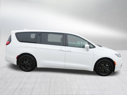 Used 2022 Chrysler Pacifica Limited w/ S Appearance Package image 8