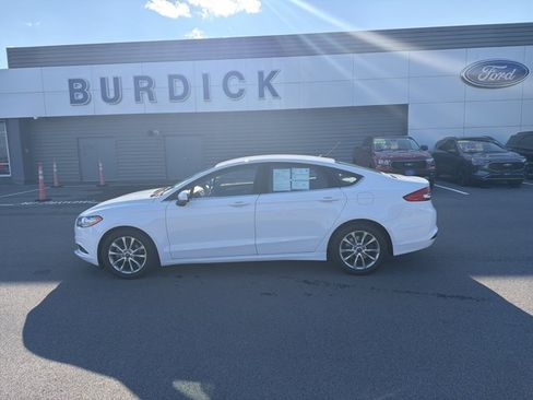 Certified 2017 Ford Fusion SE w/ Fusion SE Technology Package FWD image 4
