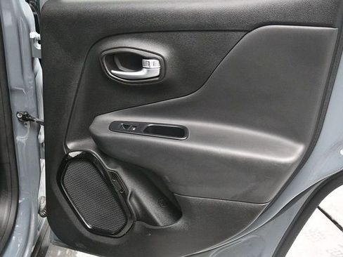 Used 2018 Jeep Renegade Altitude image 11