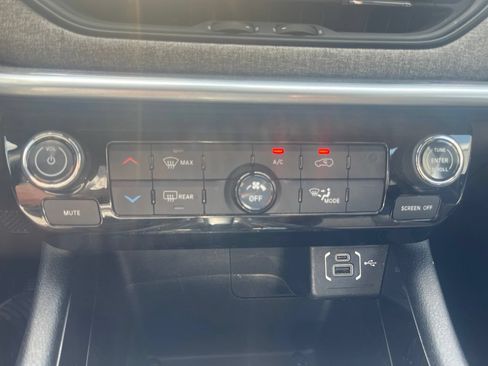 Used 2024 Jeep Compass Latitude AWD/4WD image 25