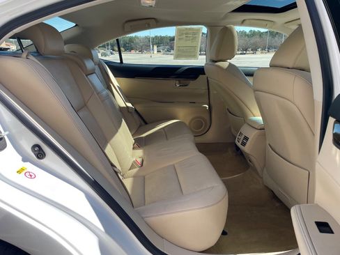 Used 2014 Lexus ES 350 w/ Luxury Package FWD image 18