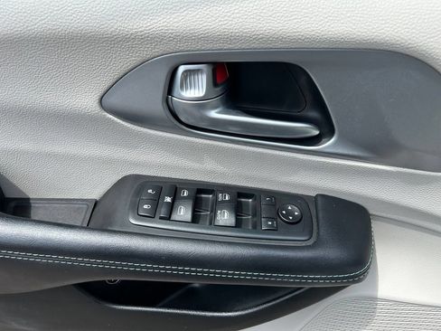 Used 2017 Chrysler Pacifica Platinum FWD image 12