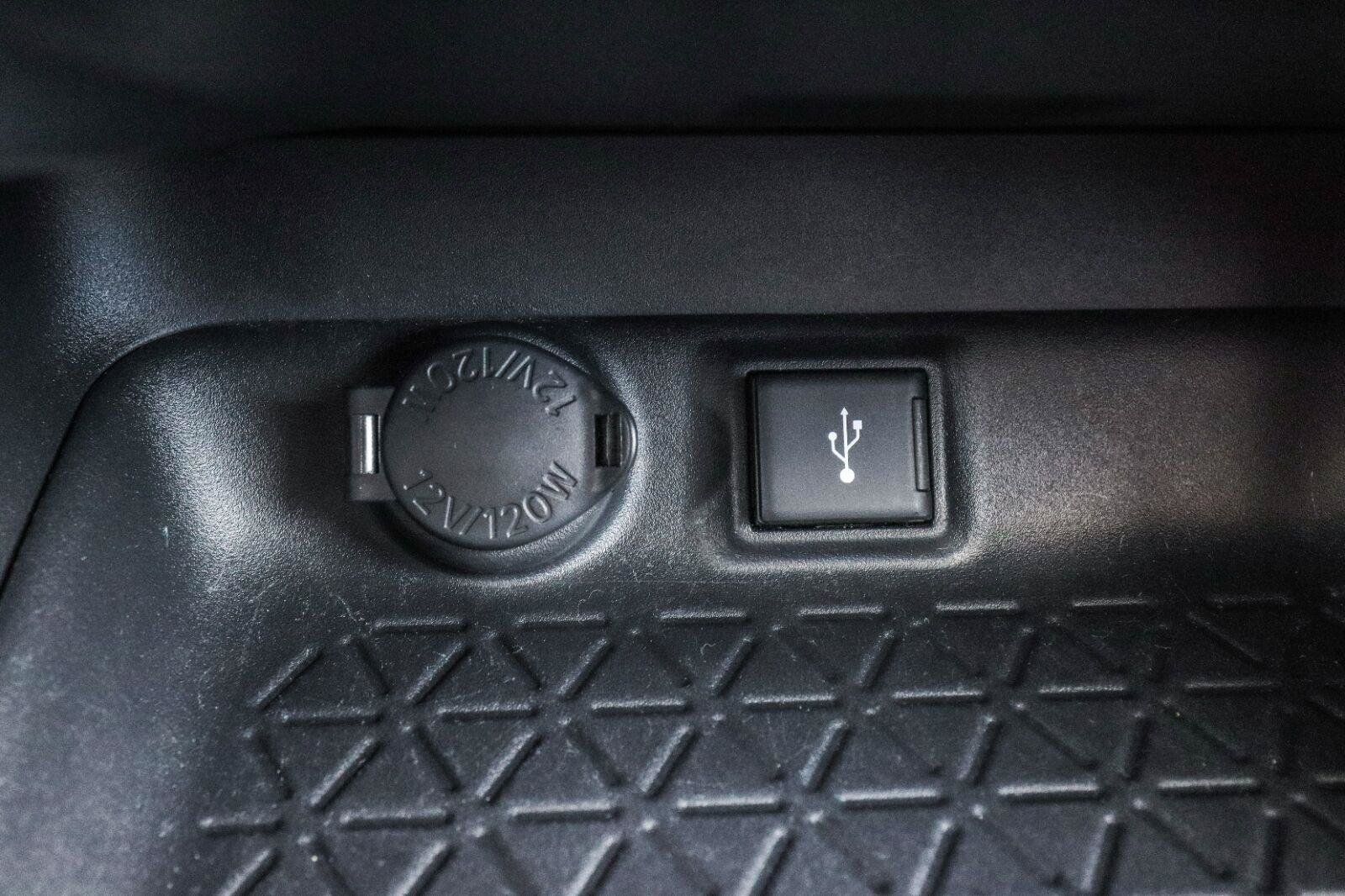 Used 2020 Toyota RAV4 LE FWD image 11