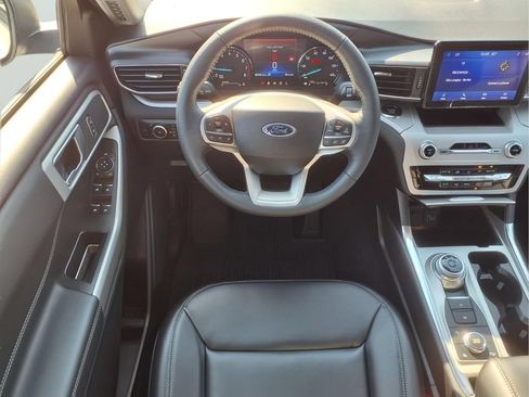 Used 2024 Ford Explorer XLT w/ Equipment Group 202A AWD/4WD image 13